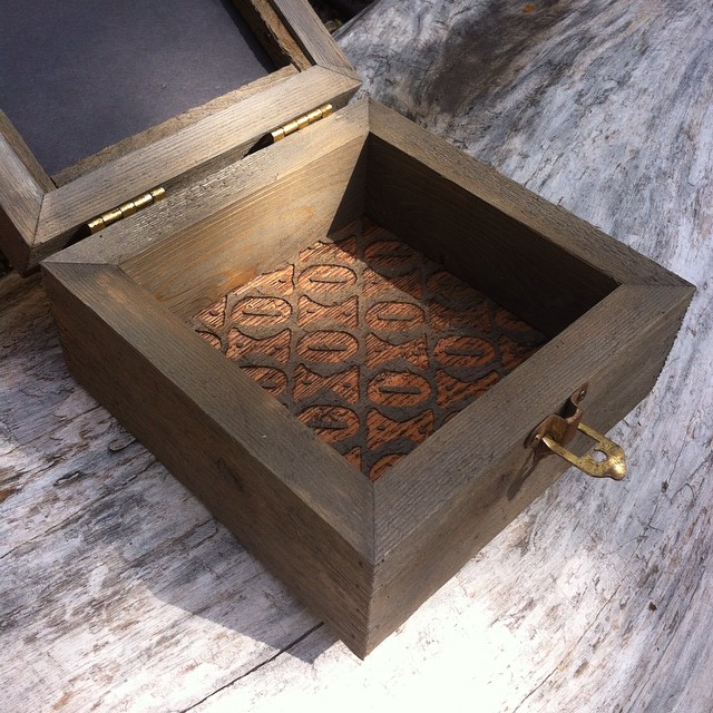 Laser engraved pattern from the invitation itself on this #wedding #keepsake #box
